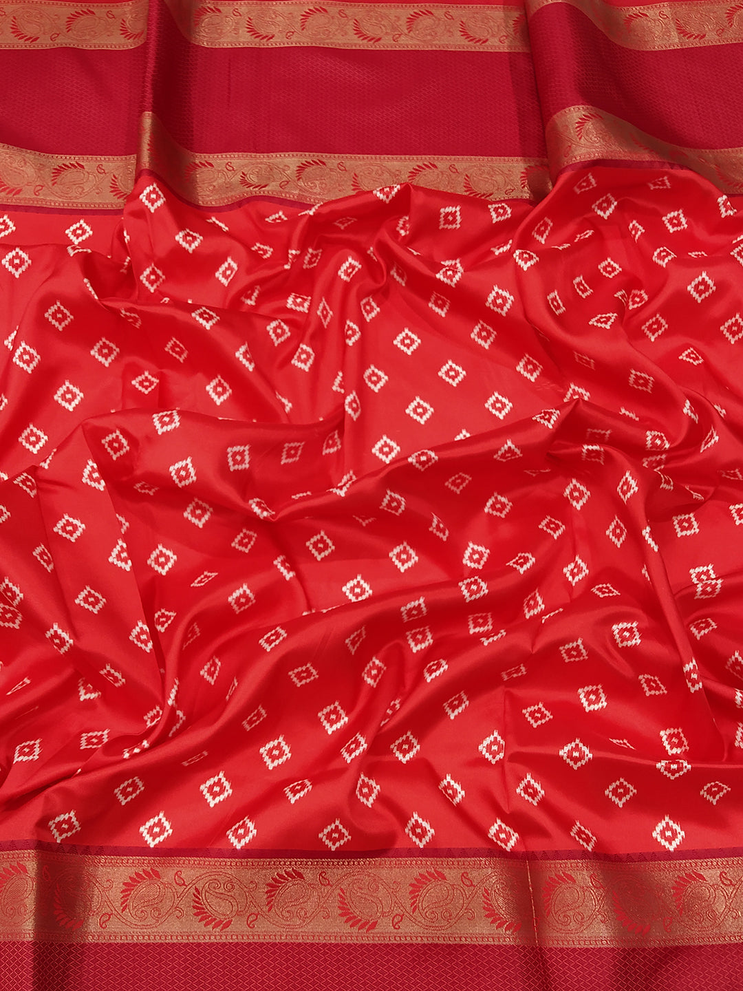 Detailed view of red Gadwal Border on Soft Silk Saree.