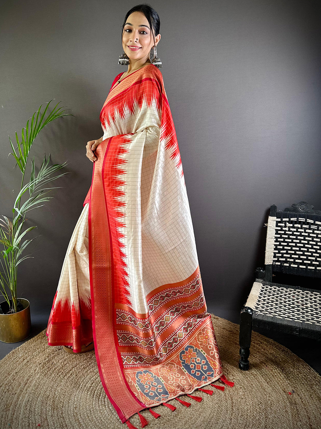 Side view of Designer Soft Silk Zari Chex Saree showcasing border