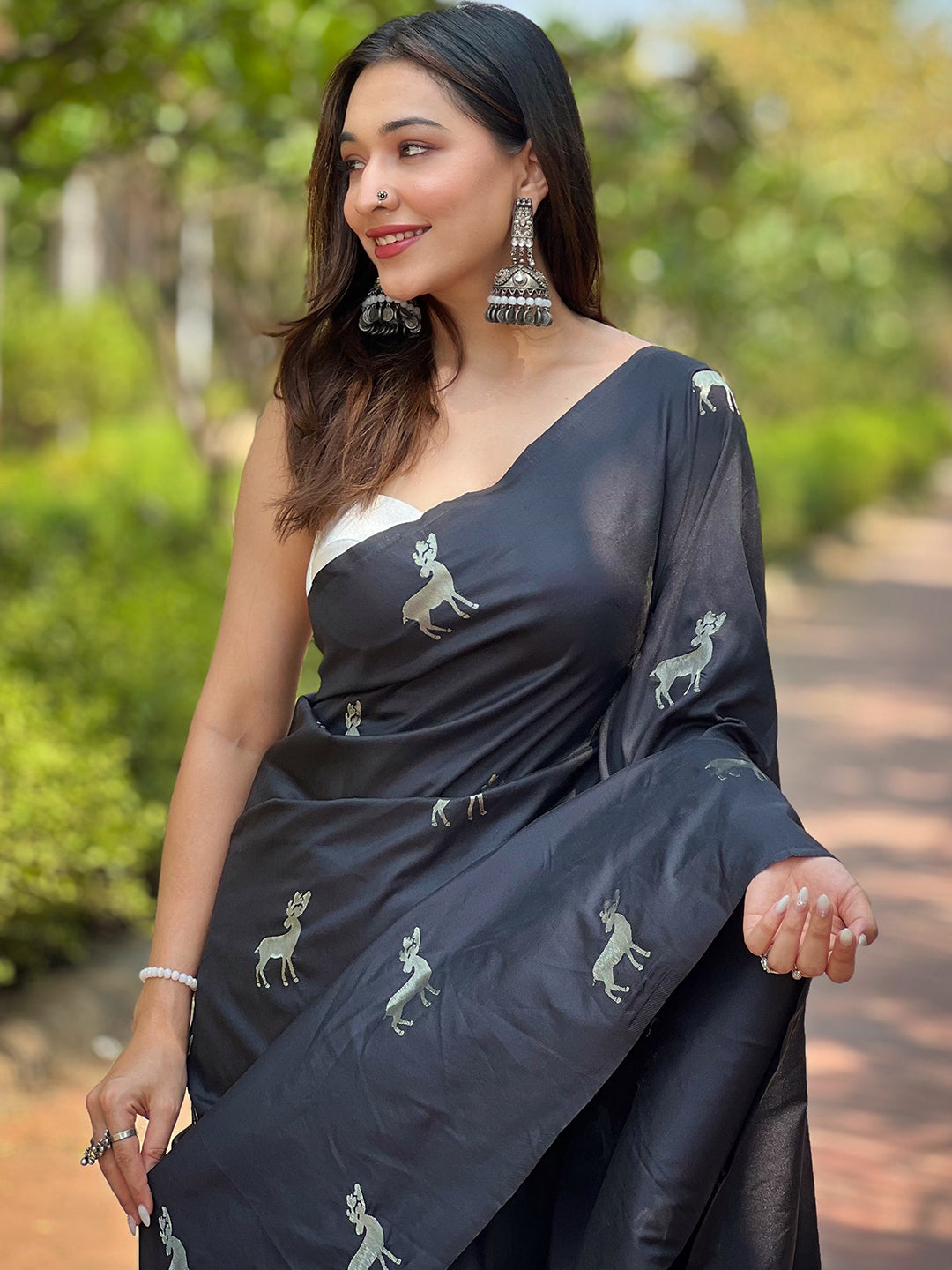 Black Soft Silk Saree With Postar Weaving Zari Pallu