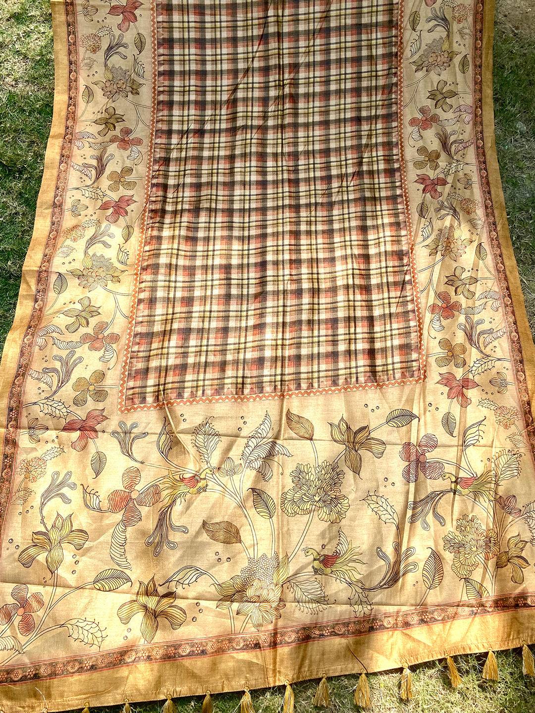 Full view of Kalamkari saree with floral and chex motifs