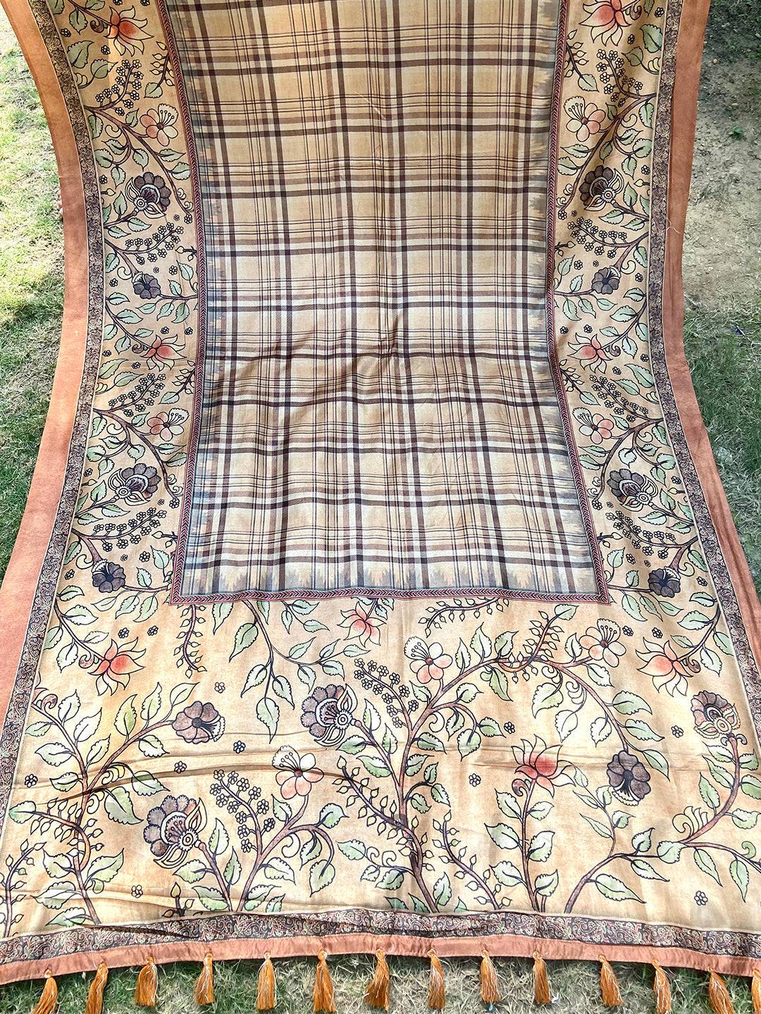 Full view of tussar silk saree with flower kalamkari motifs